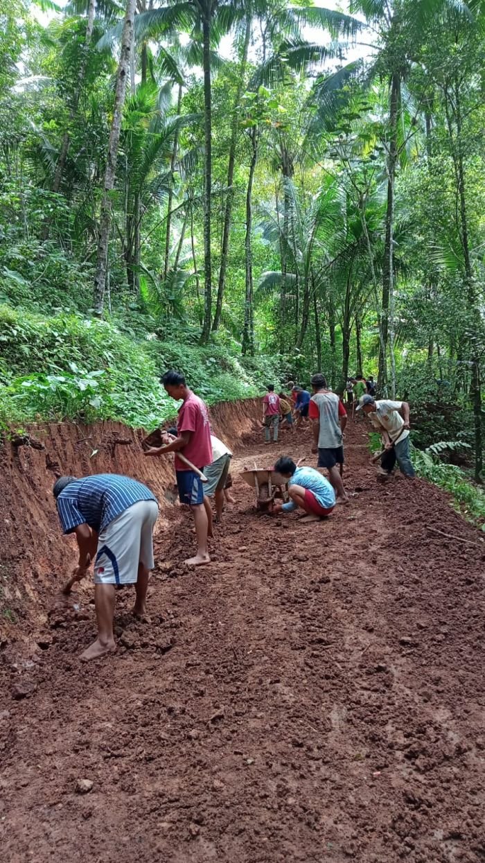 Warga RW 4 Gotong Royong Melebarkan Jalan menuju Desa Wagirpandan