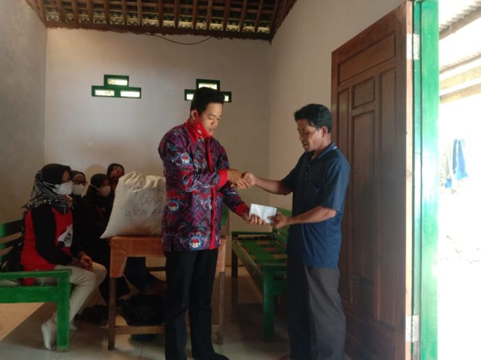 Pemdes dan PKK Desa Wonoharjo Berikan Bantuan Kepada Korban Musibah Kebakaran 01