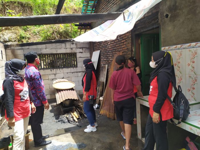 Pemdes dan PKK Desa Wonoharjo Berikan Bantuan Kepada Korban Musibah Kebakaran 02