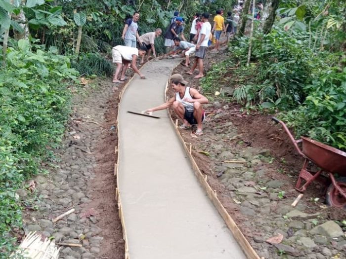 Warga Padasan Bergotong Royong Bangun Jalan Rabat Beton 01