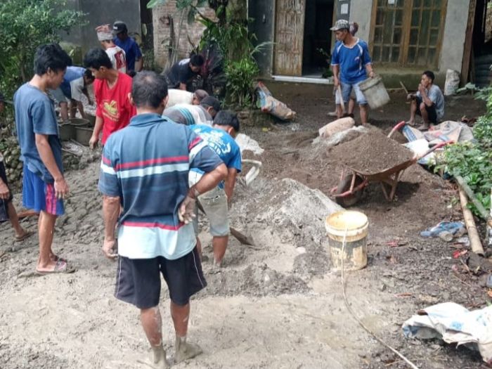 Warga Padasan Bergotong Royong Bangun Jalan Rabat Beton 02
