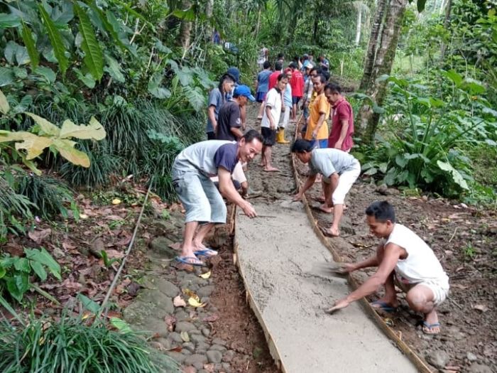 Warga Padasan Bergotong Royong Bangun Jalan Rabat Beton
