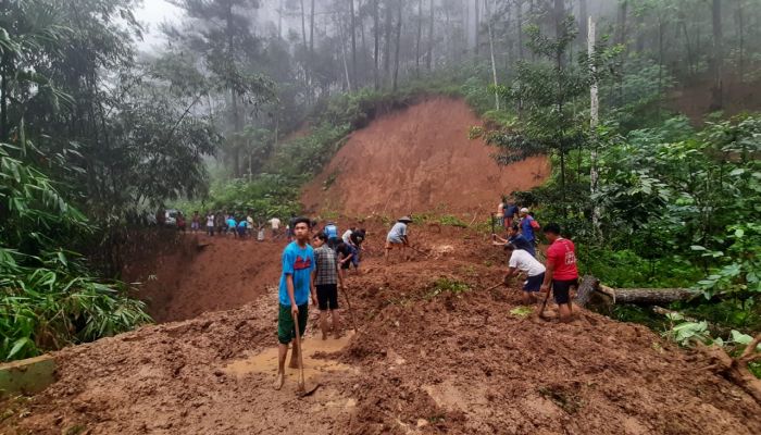 Bencana longsor Akibat Hujan Deras