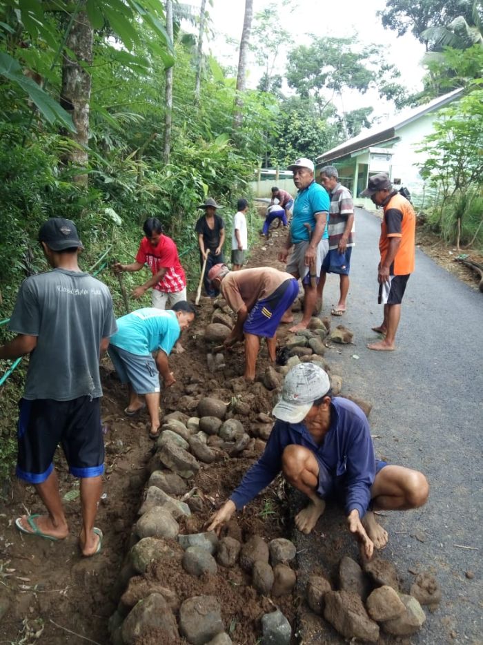 Kerja Bakti Membangun Badan Jalan Wonosari RT 1 RW 7 01