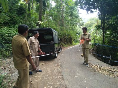 Pengukuran Lokasi Jalan Longsor di RT 1 RW 8