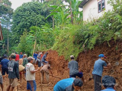 Kerjabakti membangun talud mushola Al Hidayah RT 3 RW 7