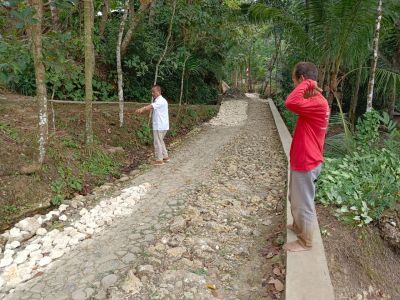 Pengecekan Lokasi Pembangunan Jalan Rabat Beton RT 1 RW 3