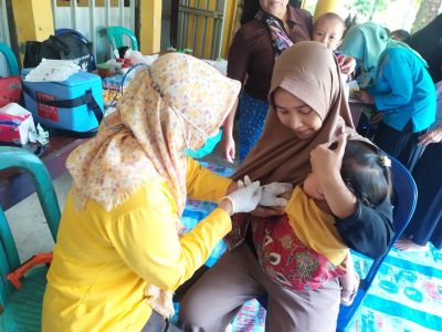 33 Balita Dusun Temetes Menerima PMT