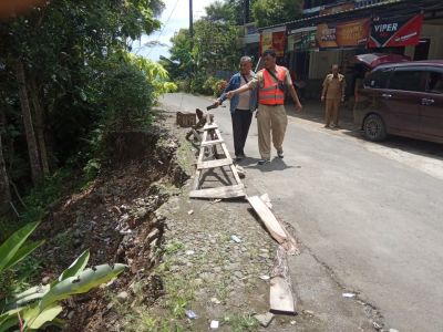 Kepala Desa Wonoharjo Dampingi Dinas PUPR Tinjau Lokasi Pembangunan Talud Jalan