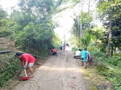 Semangat kerjabakti warga dusun Beji RT 1 RW 10 pada hari Senin (9/8/2022)