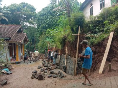 Kerja Bakti Pembangunan Talud Mushola Al Hidayah RT 3 RW 7