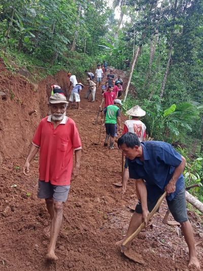 Semangat Kerja Bakti Pelebaran Jalan RT 2 RW 4