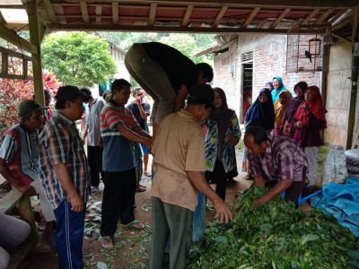 Pelatihan Pembuatan Pakan Ternak Kelompok Ternak Lembu Sari Wonoharjo