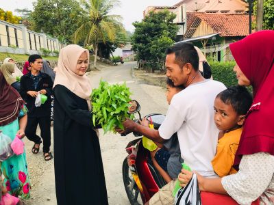 PKK dan WPA Desa Wonoharjo Bagikan Takjil dan Sayuran
