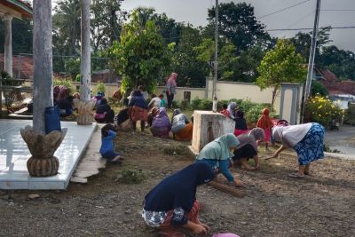 Ibu - Ibu RT 2 RW 3 Dusun Slirap Kerja Bakti Bersihkan Lingkungan Balai Desa Wonoharjo