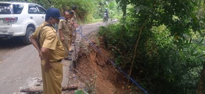 Survei Kondisi lokasi jalan Longsor RT 1 RW 8 oleh Dinas PUPR 