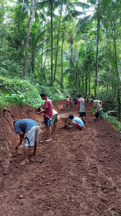 Warga RW 4 Gotong Royong Melebarkan Jalan menuju Desa Wagirpandan