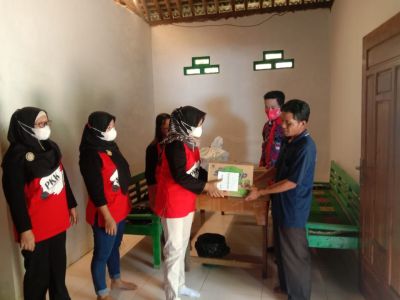 Pemdes dan PKK Desa Wonoharjo Berikan Bantuan Kepada Korban Musibah Kebakaran