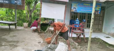 Warga RW 5 memperbaiki papan informasi milik desa