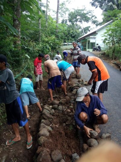 Kerja Bakti Membangun Badan Jalan Wonosari RT 1 RW 7